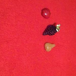 Interchangeable Pear/Grapes/Apple Brooch in Excellent Condition.
